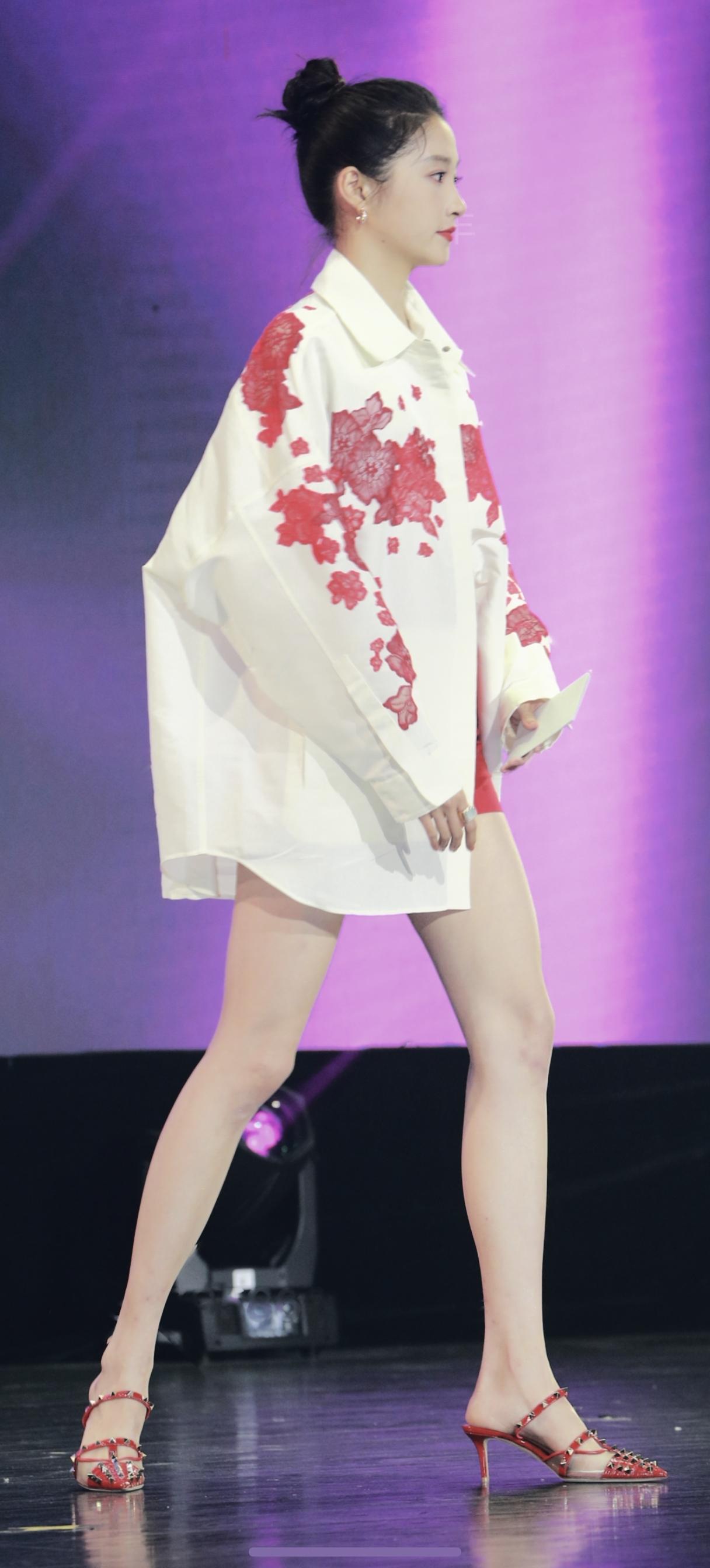 “陈都灵不是那种一眼惊艳的类型，但越看越有味道，长得像不食人间烟火的仙女，却藏着