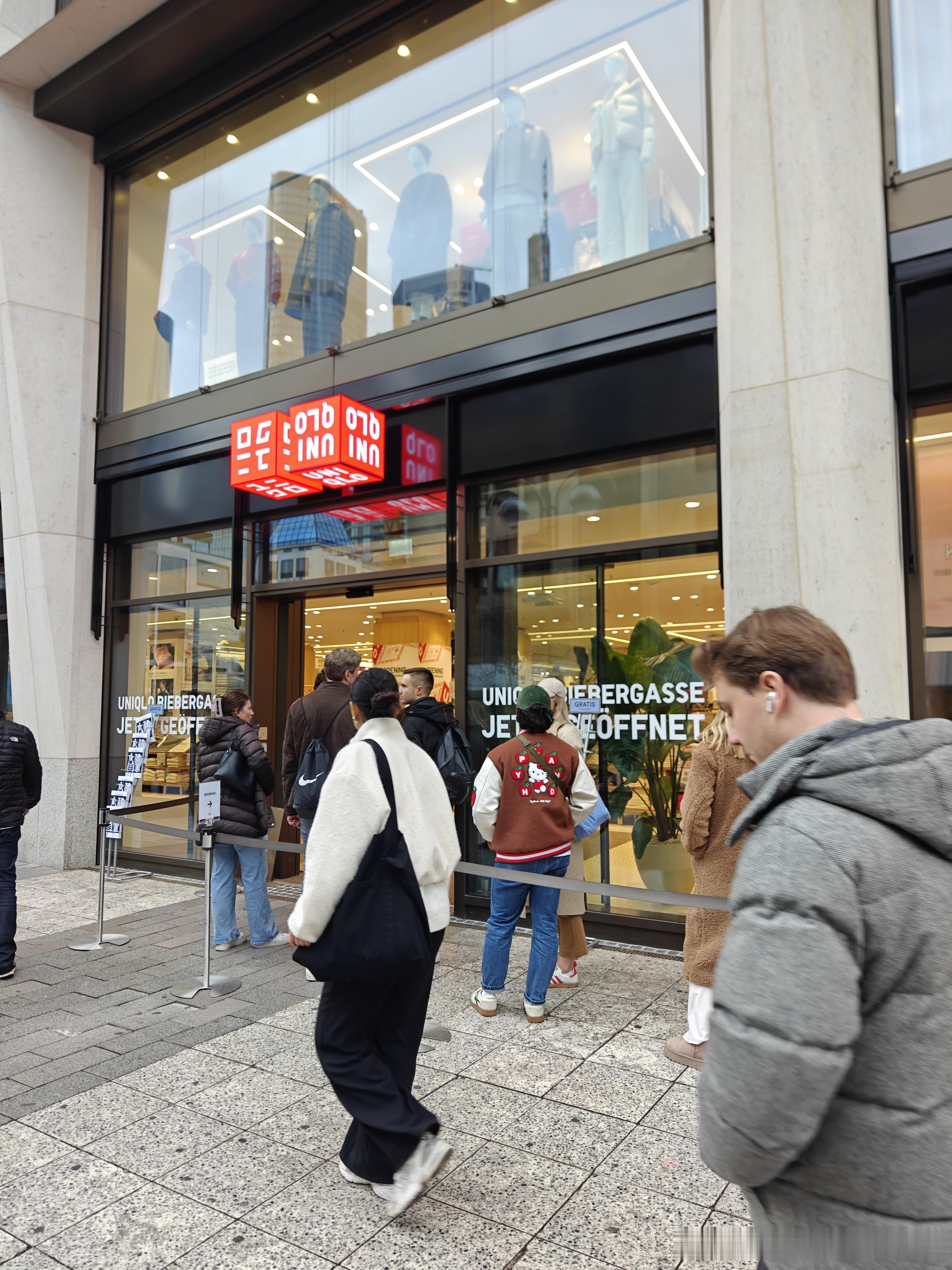 优衣库还排队太惨了。