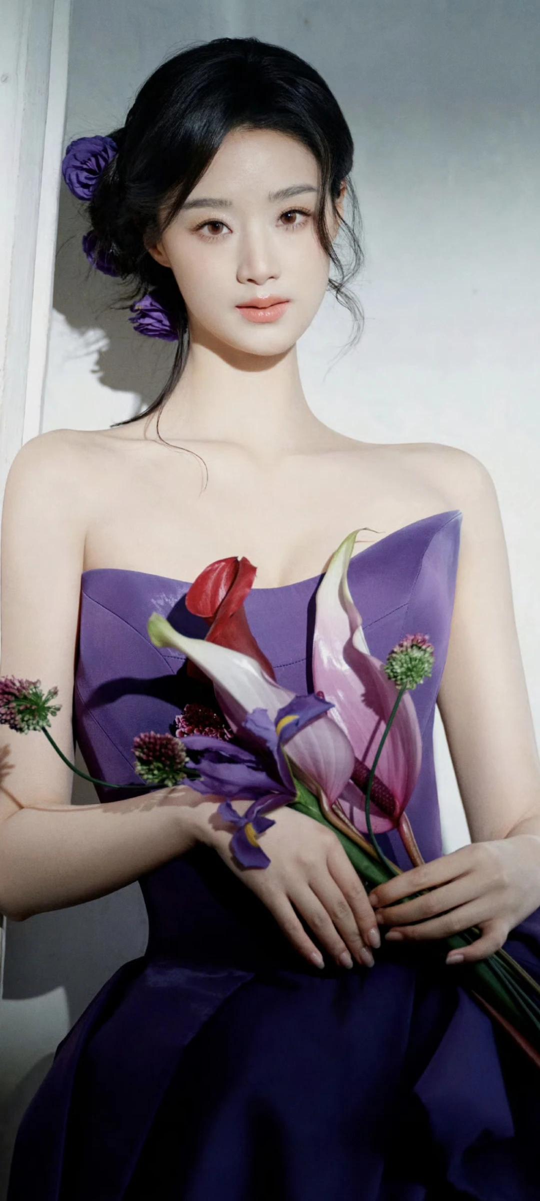 王小亿壁纸～优雅永不过时！紫色抹胸裙搭配花饰发型，美得让人说不出话。