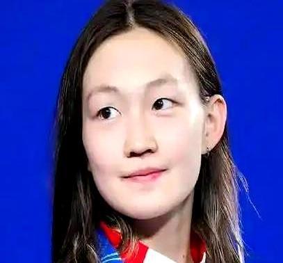 结果一出，评论区直接炸锅了！说这两位“泳坛双子星”真是太魔性了，刚出道时还跟“金