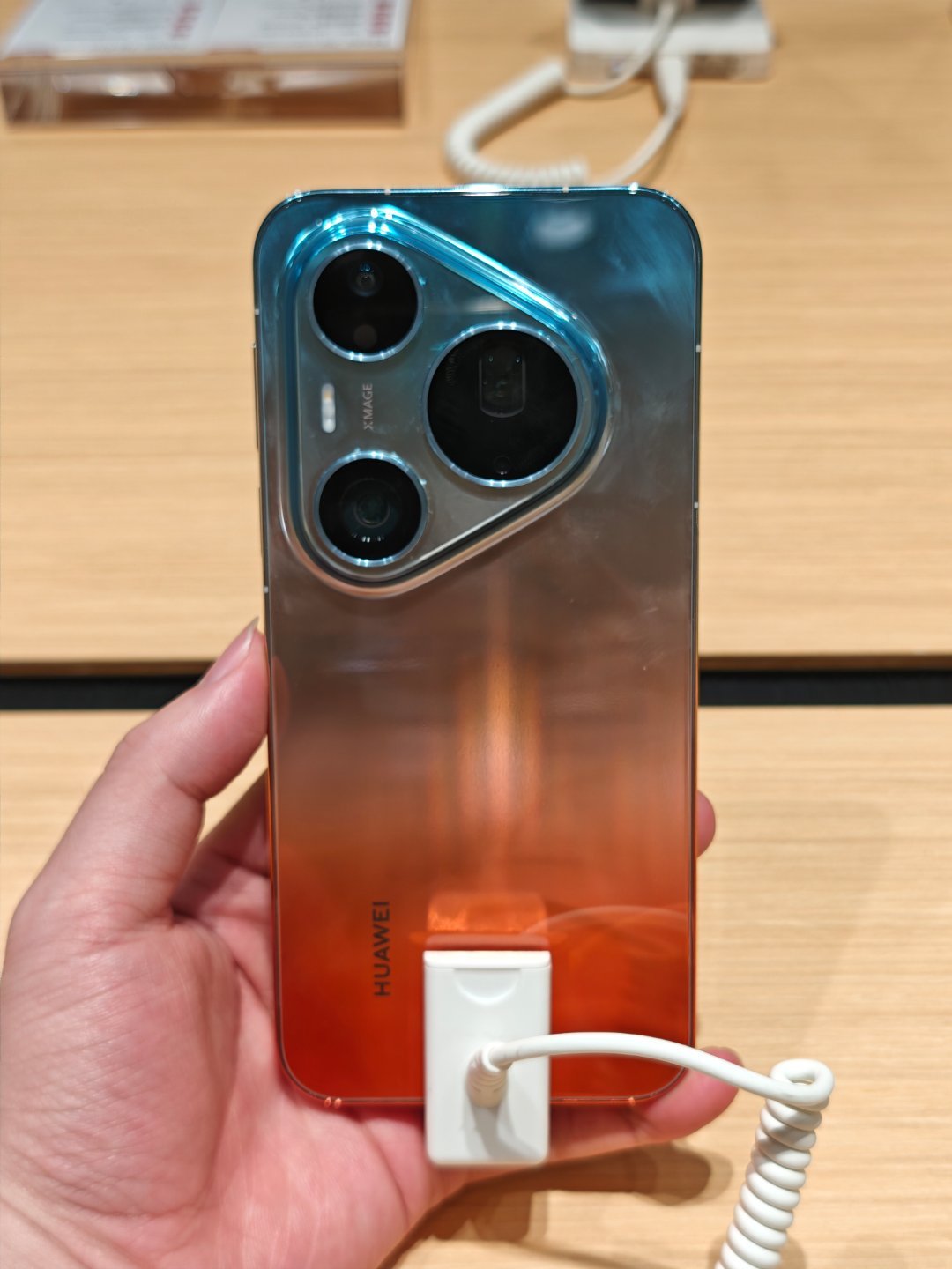 新的Pura90系列，标准版是大屏，pro稍小一点点，max最大，在意尺寸的朋