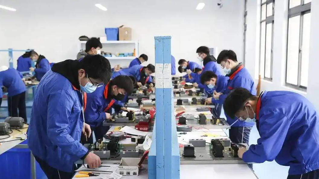 本科生毕业了，又回学校读书。不过这次不是考研，是去技校学手艺。最近8、9月份，