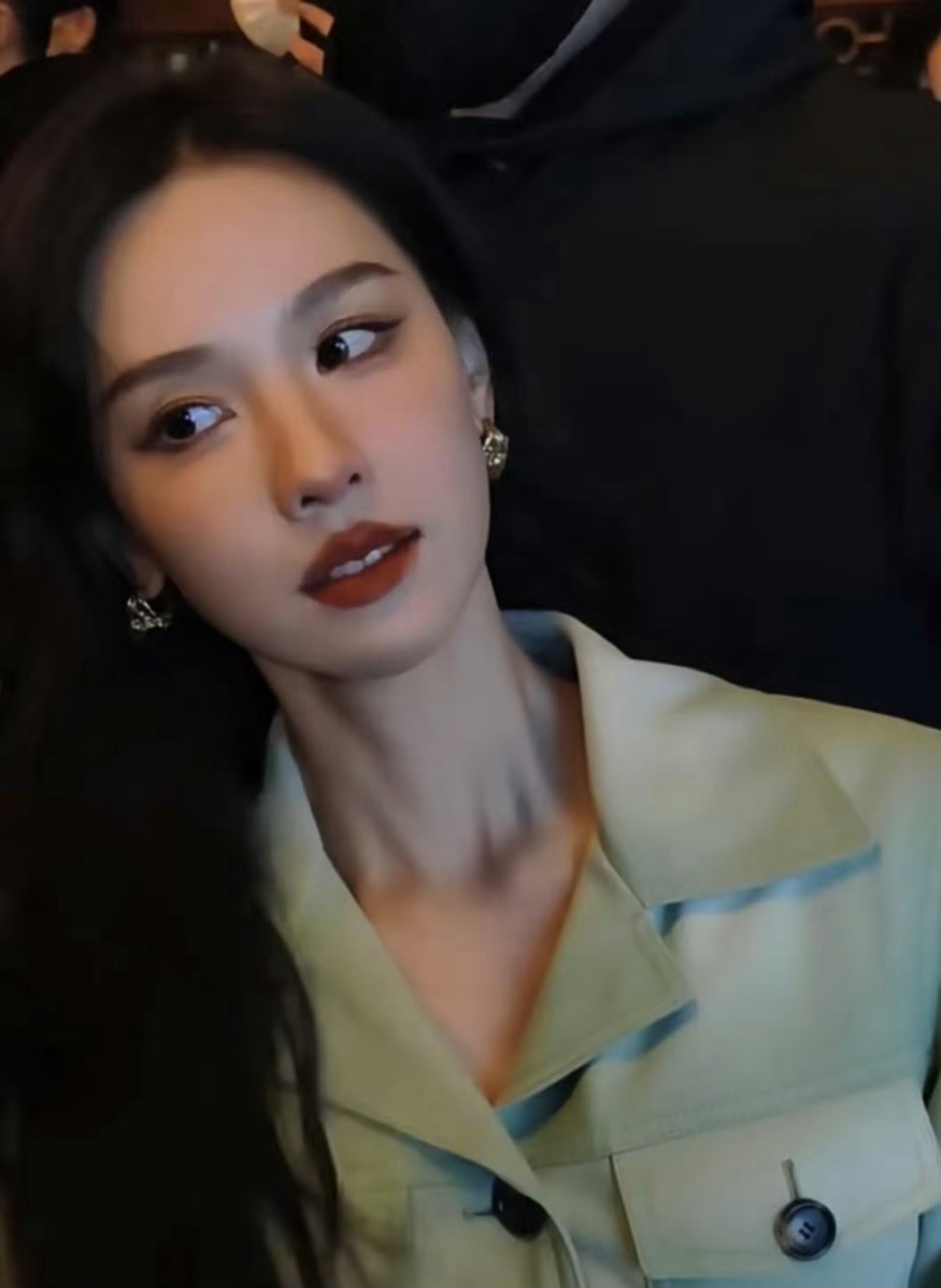 陈都灵好有冲击力的美貌好美啊！完美的脸蛋和身材，还透着股高冷的气质！爱了爱了