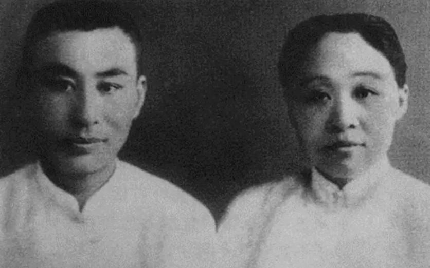 1916年，叶圣陶迎娶了未曾谋面的妻子，洞房夜，两人第一次见面，他用颤抖的手，掀