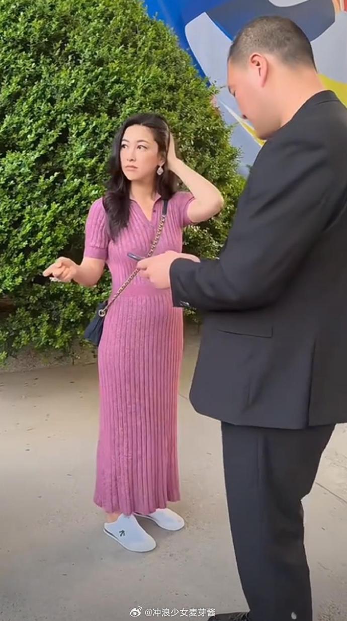 40岁朱珠被偶遇，生图五五分身材还有小肚子……​​​