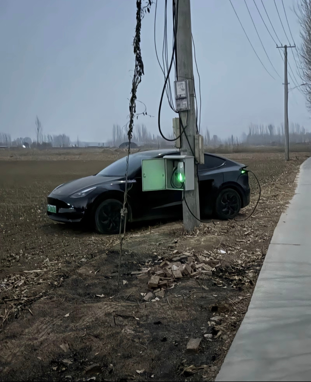 开了电车才知道，什么县道乡道旁边，总会有“野生充电桩”