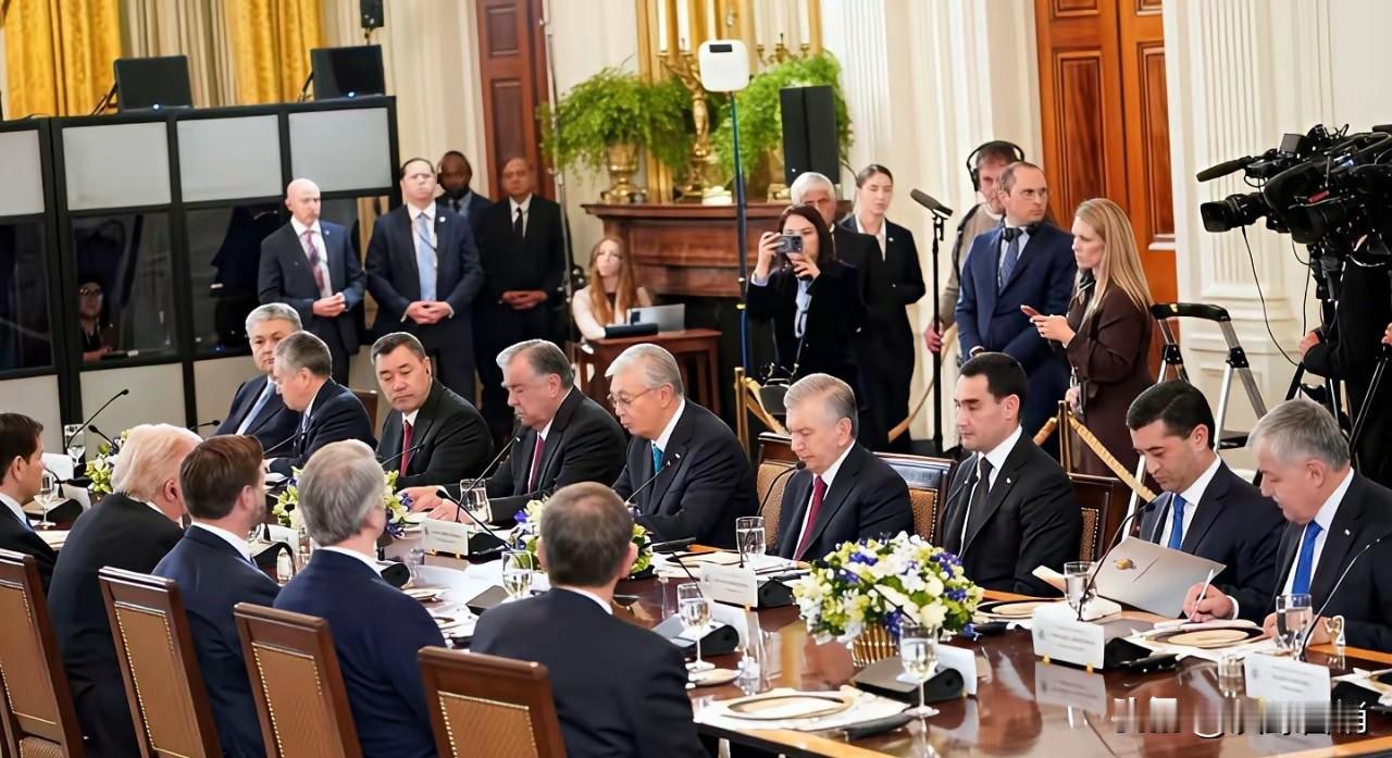 中亚五国不会不知近期中国与日本的关系，此刻他们齐聚日本东京，不知道私下和中俄通气