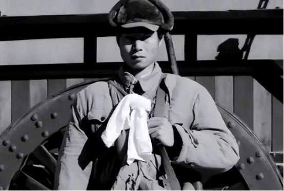 1951年，志愿军张典文擅自朝美军帐篷开了一炮，连长大怒，正要处罚他时，团长紧急