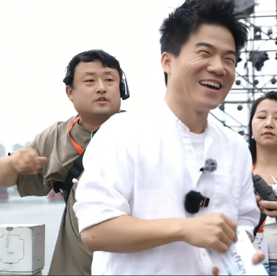 你以为聂某哲诋毁董宇辉是为了所谓“排比句”、为了替老俞出头吗？不，是因为董宇辉