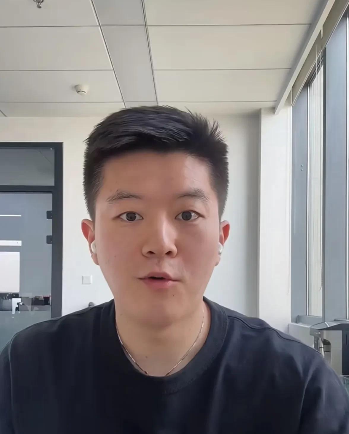 周冠达简直是梗王，金句频出。他说：“松岛辉空来乒超值了，打了林诗栋，打王楚钦，这