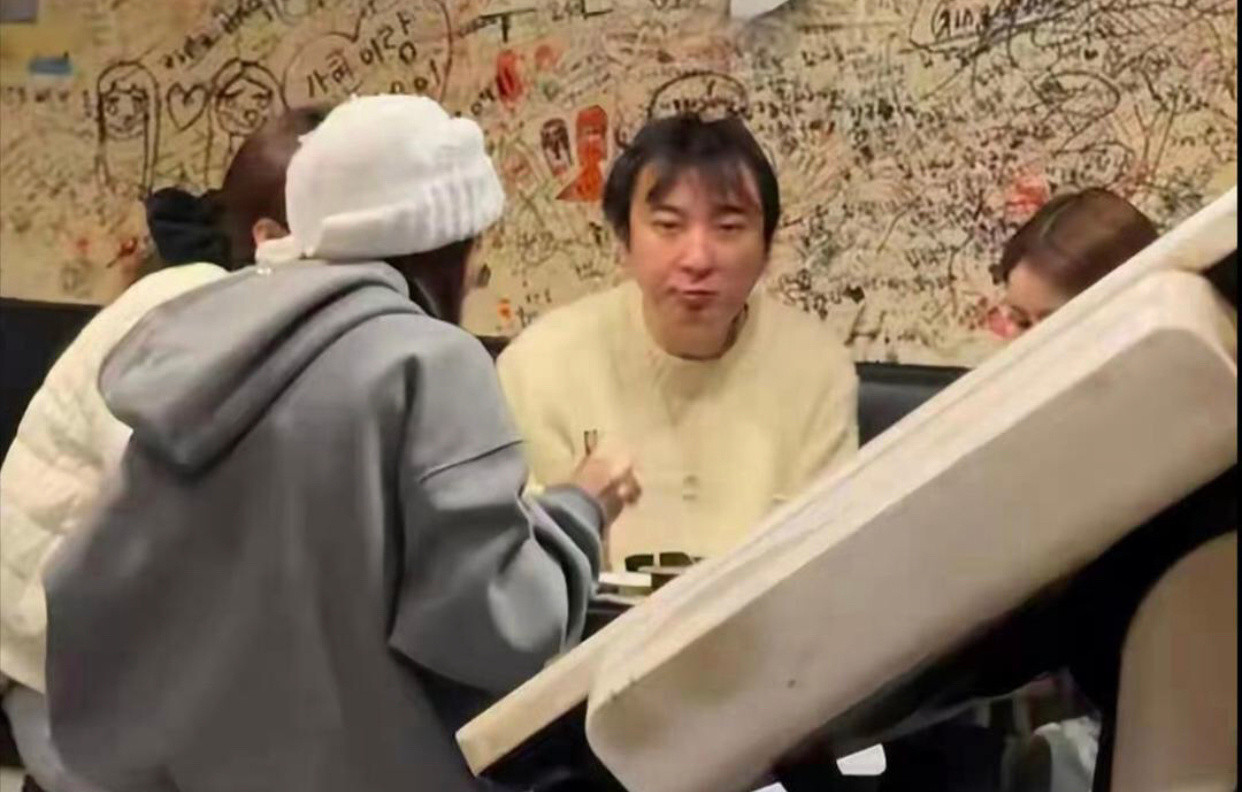 王建林和王思聪现状，王思聪怎么看起来有点不聪明？