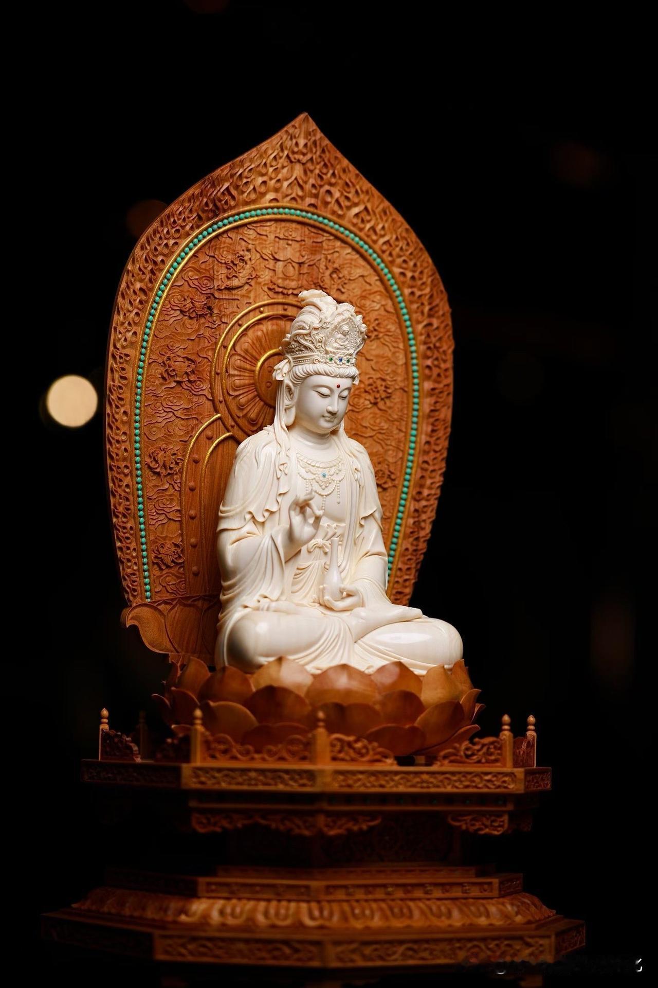 这尊坐莲观音，是“安”的。猛犸的温润，不耀眼，却像一层柔光，把整个气息都托