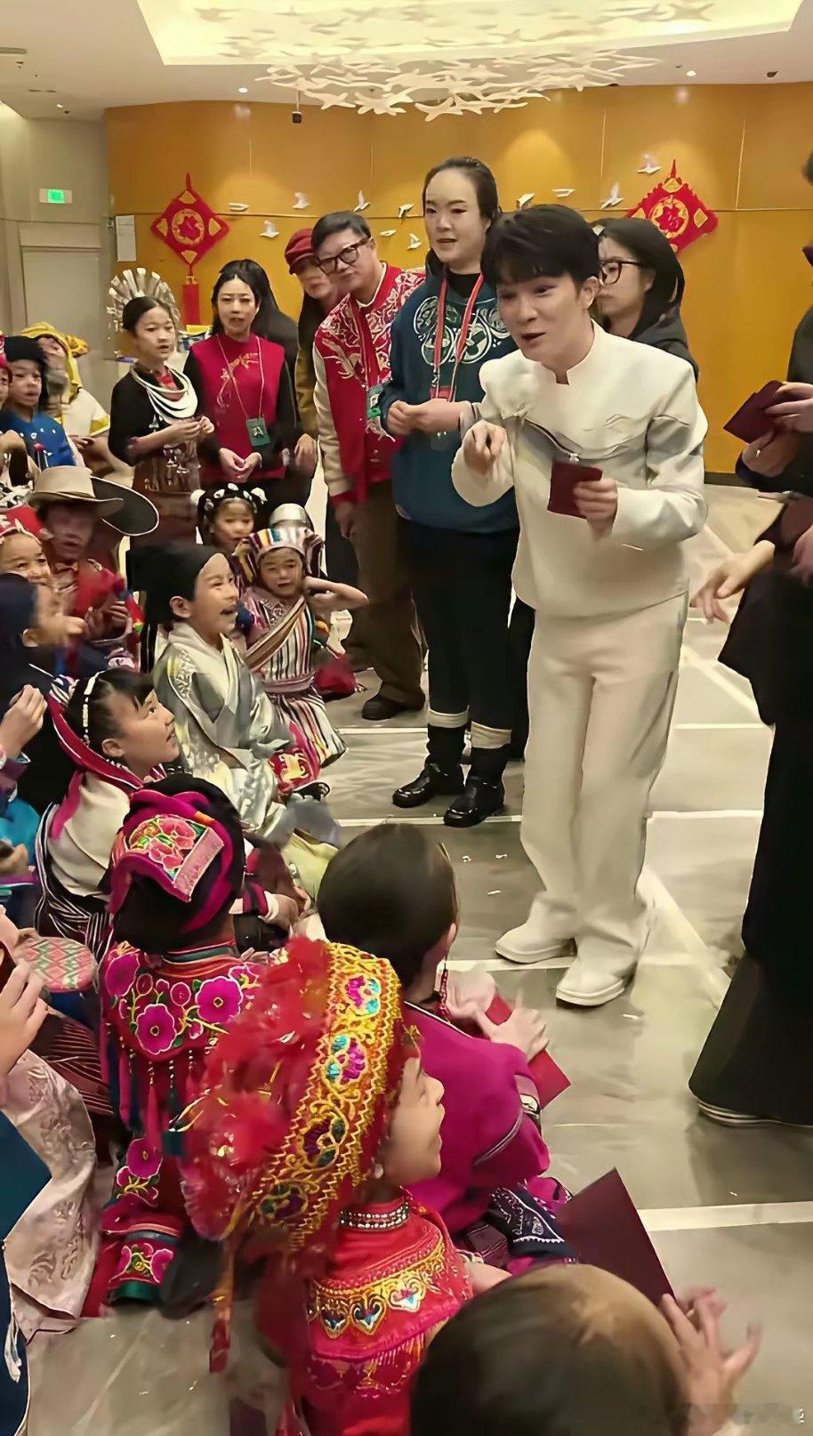 果然细节见人品！看了春晚后台这一幕，终于明白为什么人人都爱周深了。今年春晚，周深