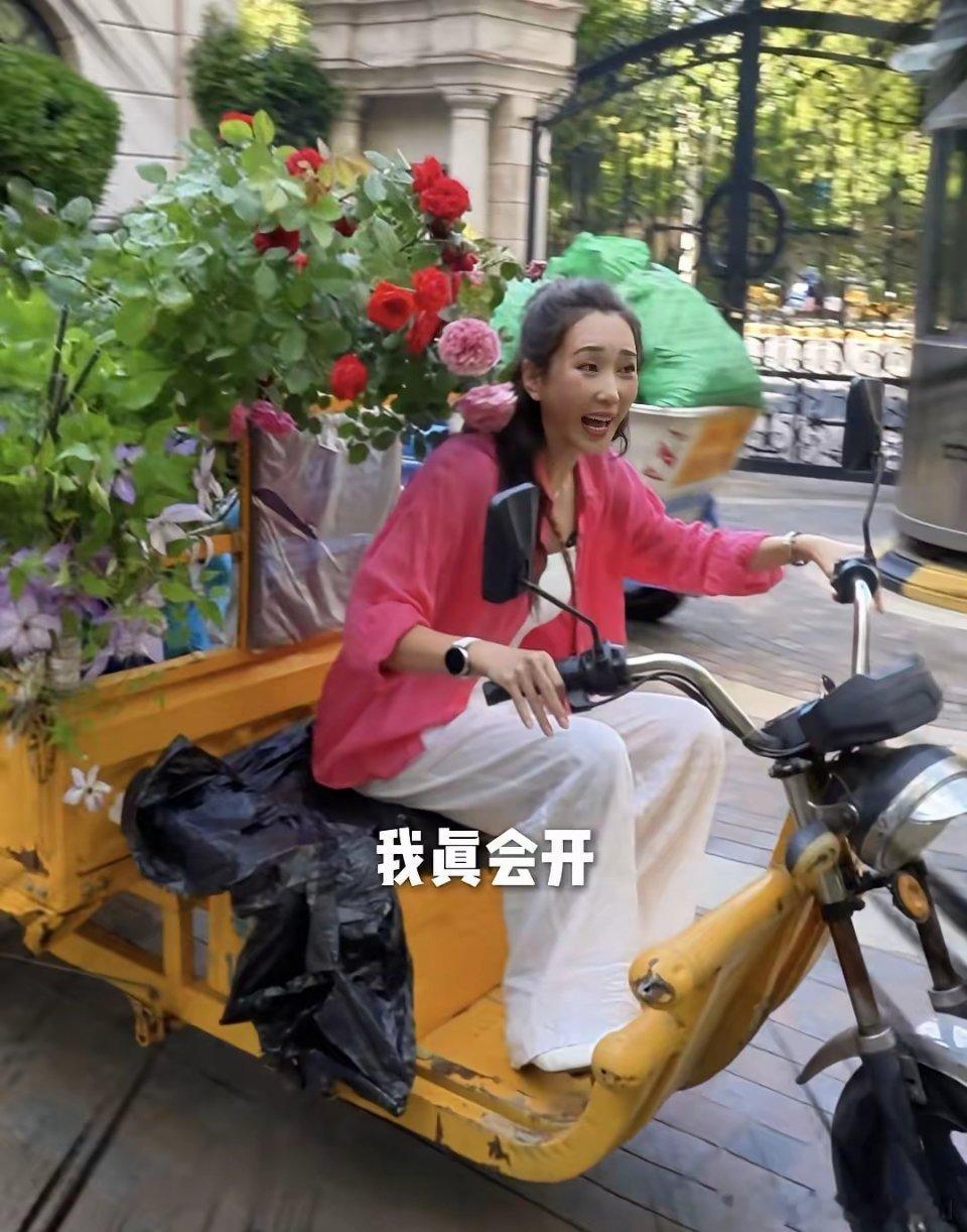 严屹宽晒自家在上海的别墅，杜若溪用三轮车拉着鲜花回家装饰花园，娘家婆家父母聚在院