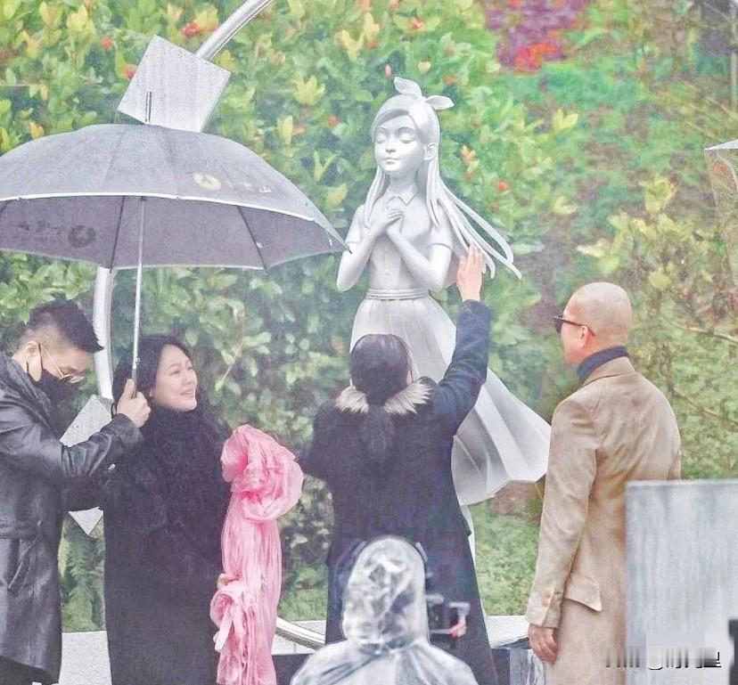 刷到大s妈抱着女儿的雕像，有点想哭的感觉！作为妈妈，她白发送黑发，美丽的女儿