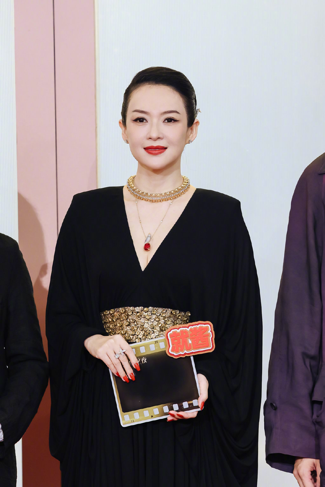 章子怡出场即顶配顶级气场的真谛，在章子怡身上展现无遗。璀璨华贵的珠宝在她身上