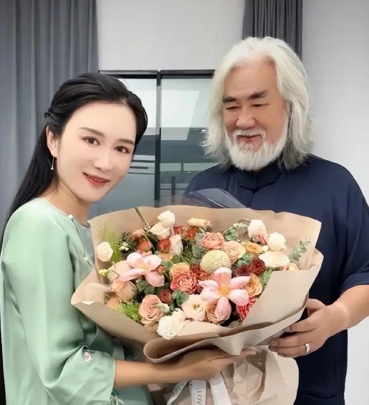 74岁张纪中最小孩子一岁，妻子杜女士沦为生育生育机器？近期张纪中成为了舆论的热