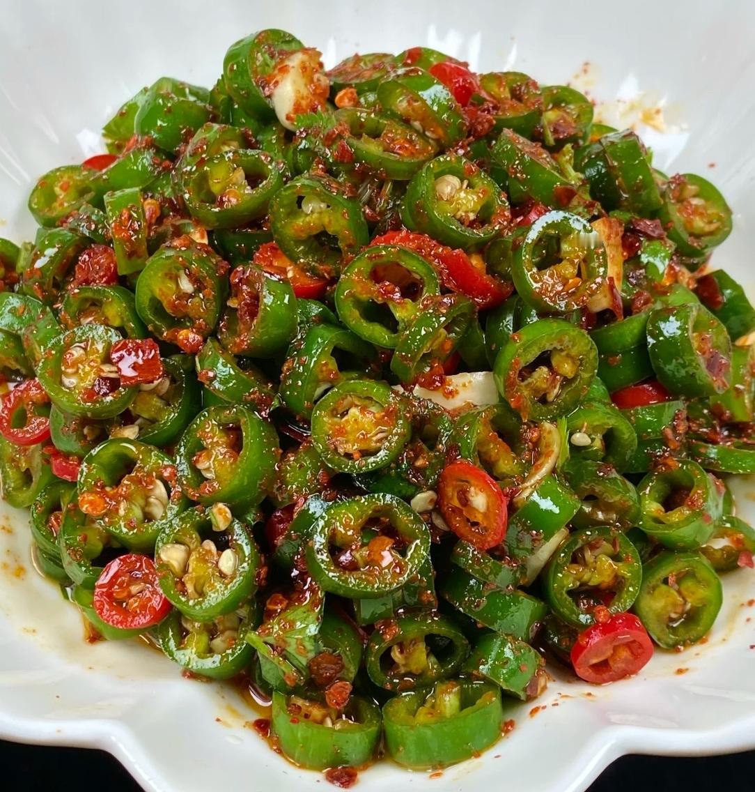 小时候逢年过节，我妈总是用这道"寒酸菜"来待客，起初我都感觉不好意思，没成想现在