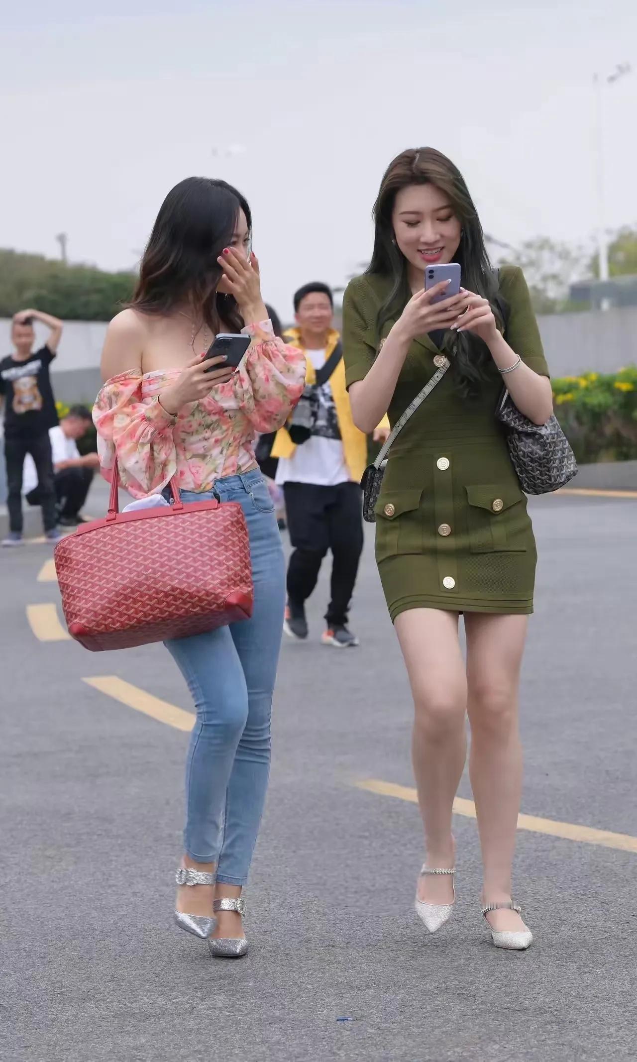 路上的好闺蜜一起逛街吃饭。女生的闺蜜闺蜜女闺蜜旅行