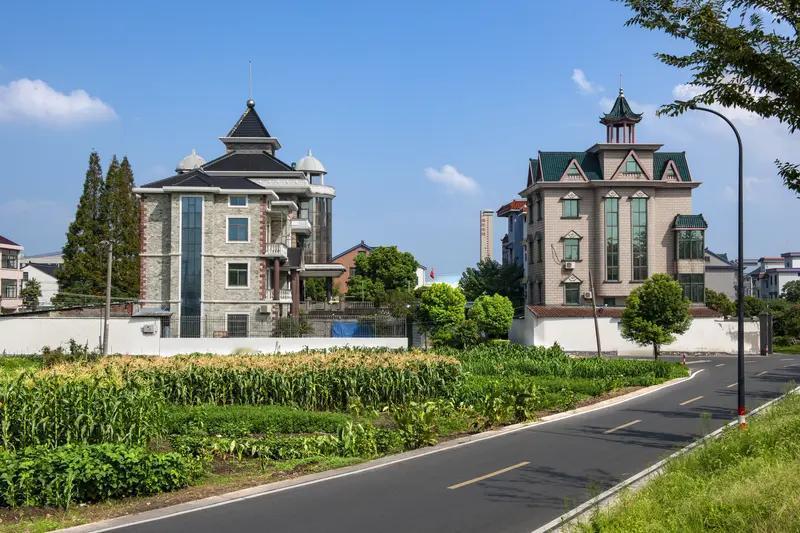 宅基地能通过遗嘱给到孙子，但有不少门道。要知道，宅基地所有权归集体，农户只有使