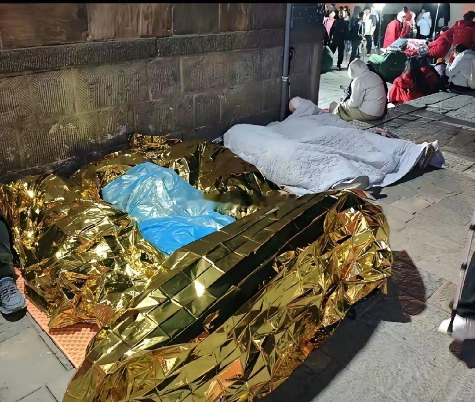 笑不活了！敢相信吗？这不是景点垃圾，这是人，这是五一假期泰山上的游客！他们太冷了