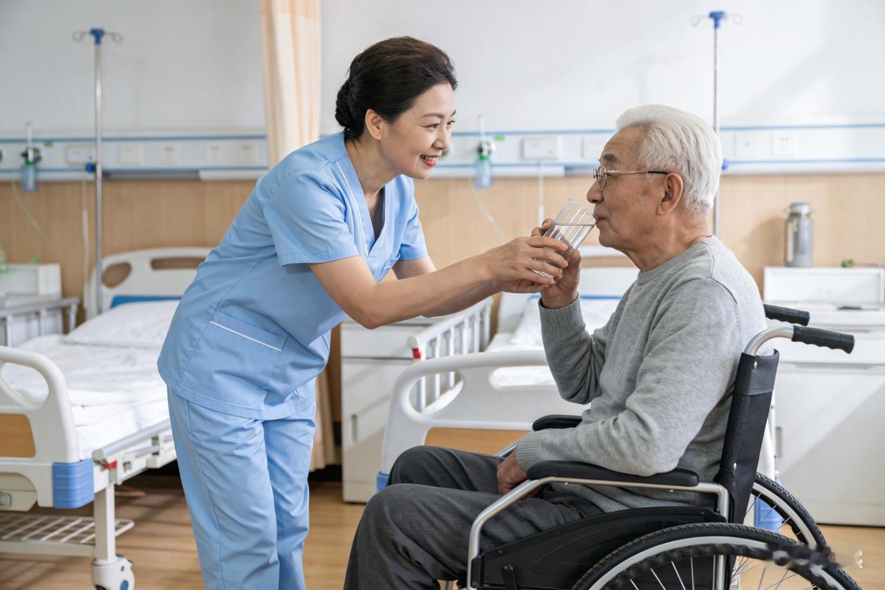 别等老了无人照护！25年后中国家庭养老，就靠它兜底60、70、80、90后