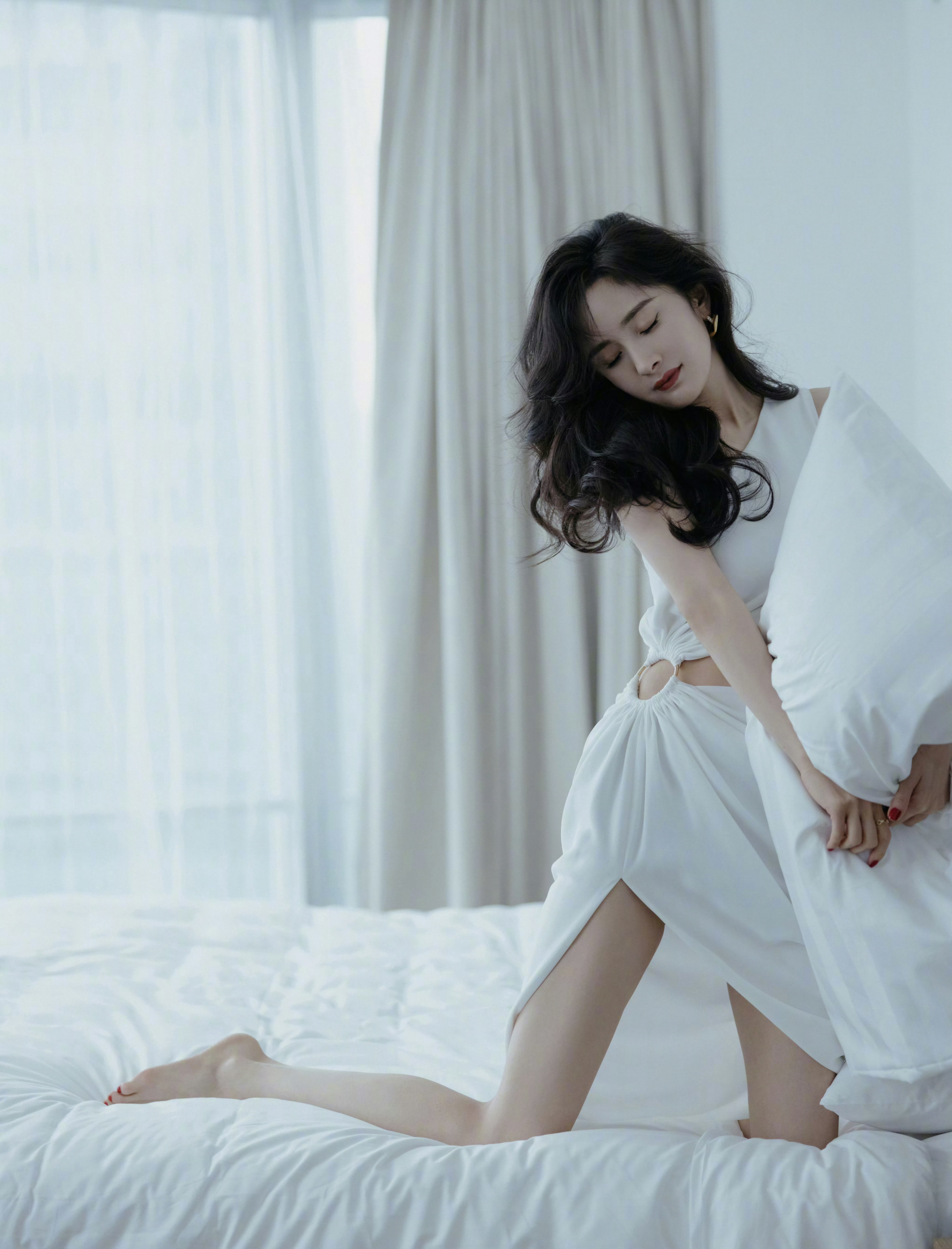 杨幂NicoleFeliciaCouture，肩露腰开叉白裙