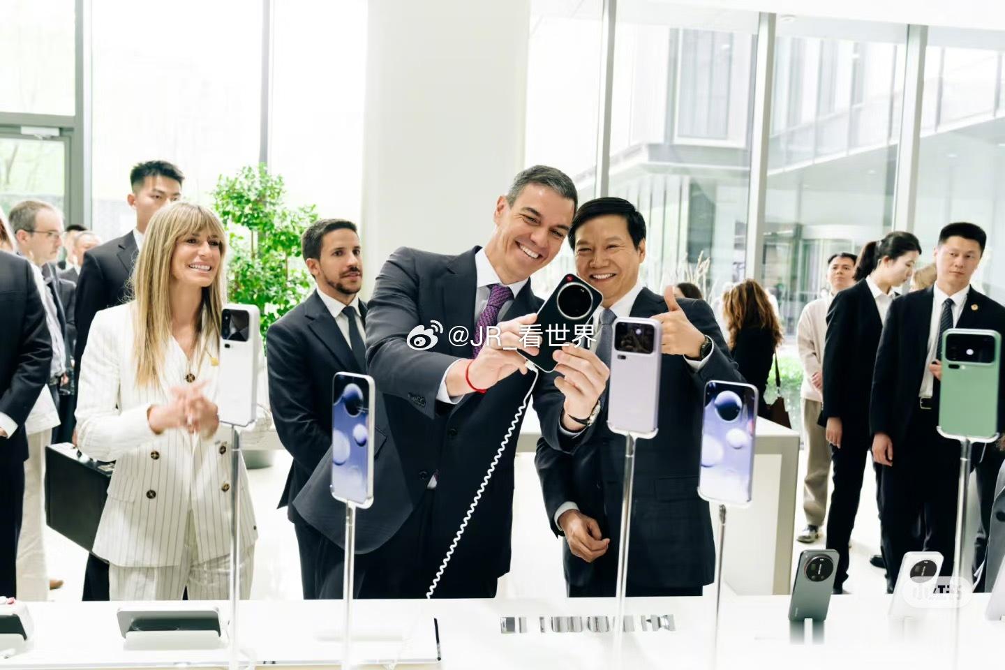 西班牙首相到访小米科技园，这真的不是一场简单的企业参观。小米手机在西班牙一直稳居