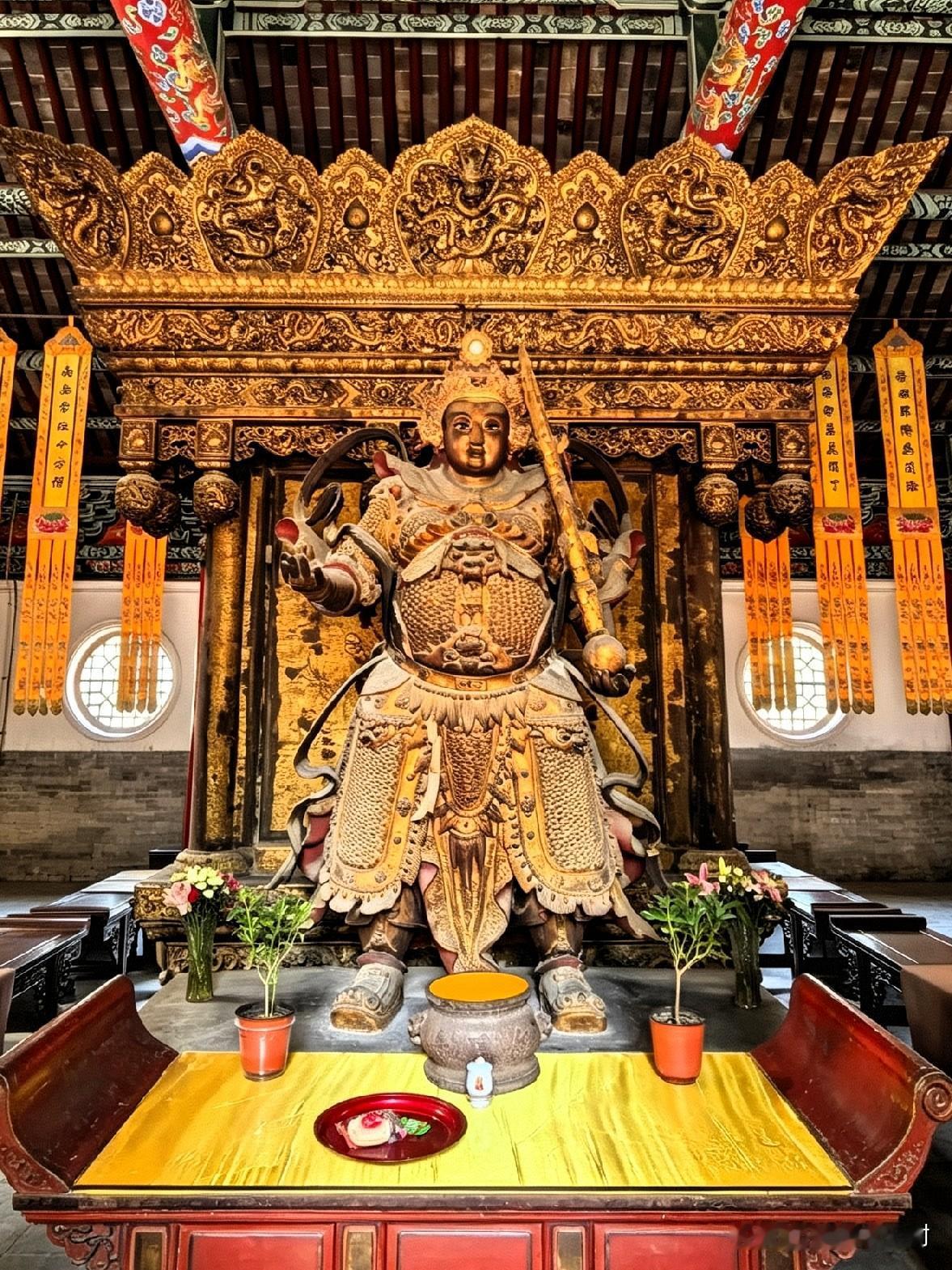 白马寺藏着一尊金甲守护神，护所有行路之人平安走进中国第一古刹白马寺，穿过山