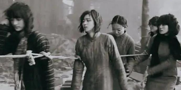 1937年，在安徽芜湖，3个小鬼子把10个妇女赶到一户人家，还没等妇女站稳，小鬼