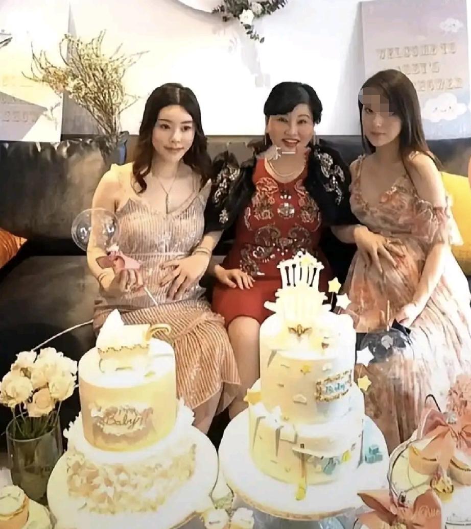 蔡天凤妈妈的手摸着两个孕妇的肚子，其中一个女子是蔡天凤。一个小男孩依偎着蔡天凤
