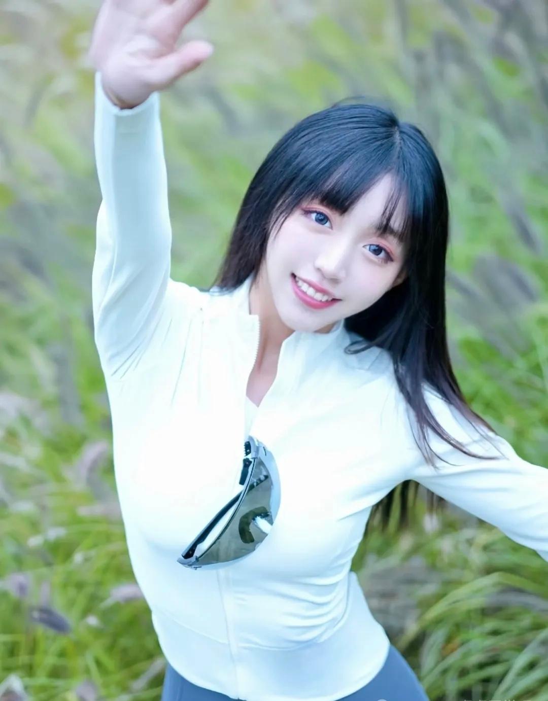 随拍[比心]知性美女穿搭分享跑步、骑行、徒步,你最喜欢哪种?通勤休闲女