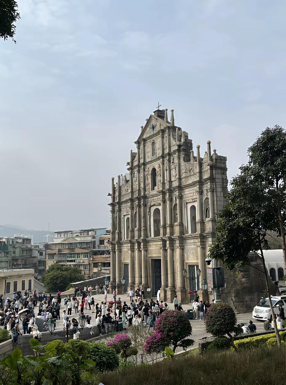 每个去澳门欣赏的大三巴牌坊，永远只展示正门，原来后面是这么一副模样，瞬间好感全无