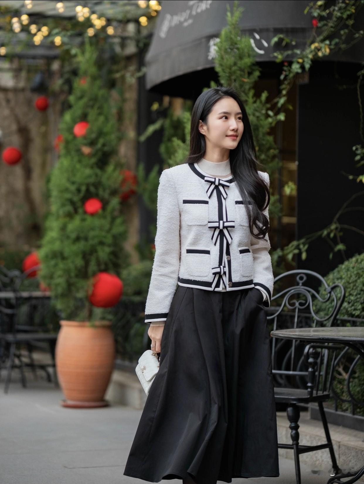 你觉得怎么样穿搭才更有气质呢？优雅冬日穿搭，黑白撞色毛衣搭配黑色长裙，手拿小包，