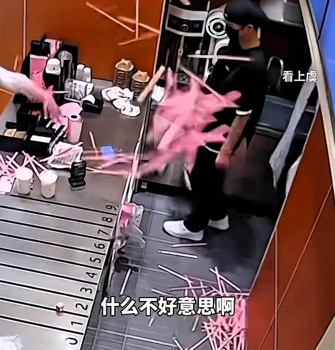 两根吸管引发的闹剧最终以女子被拘留收场。门店店员因工作疏忽，打包时少放了两根