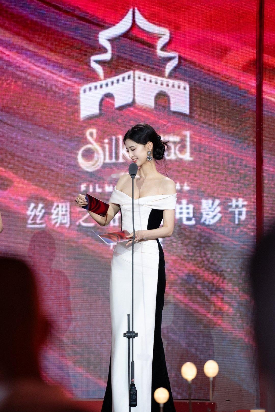 黄圣依，红毯之上一袭抹胸长裙，优雅夺目