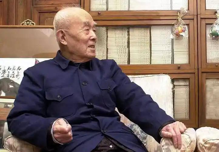 一位老中医说，最好的增寿方式，从来不是刻意养生、疯狂运动，而是做好三件事。少与人