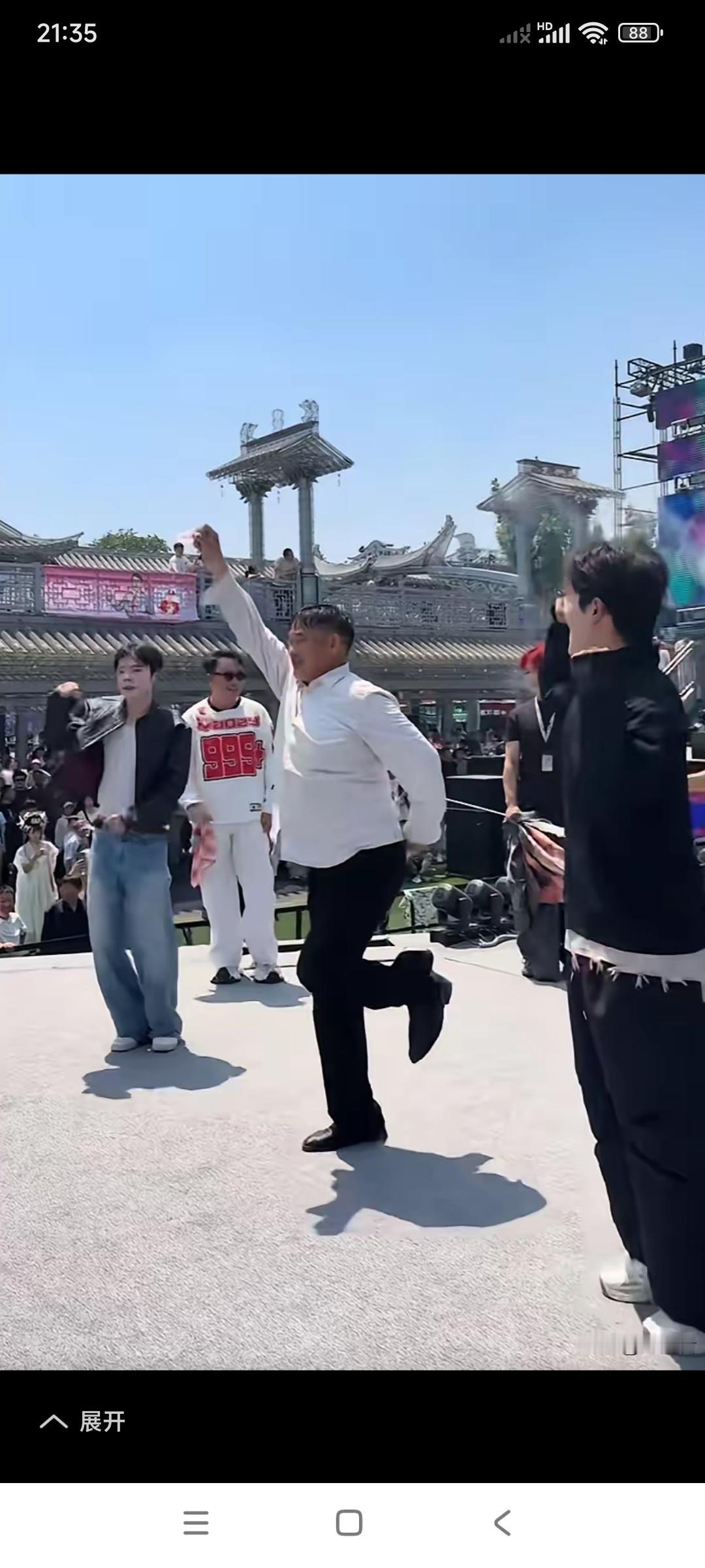 大衣哥朱之文为了赢得粉丝们的喜爱，为了让观众们高兴。已经快60岁的人了，在台