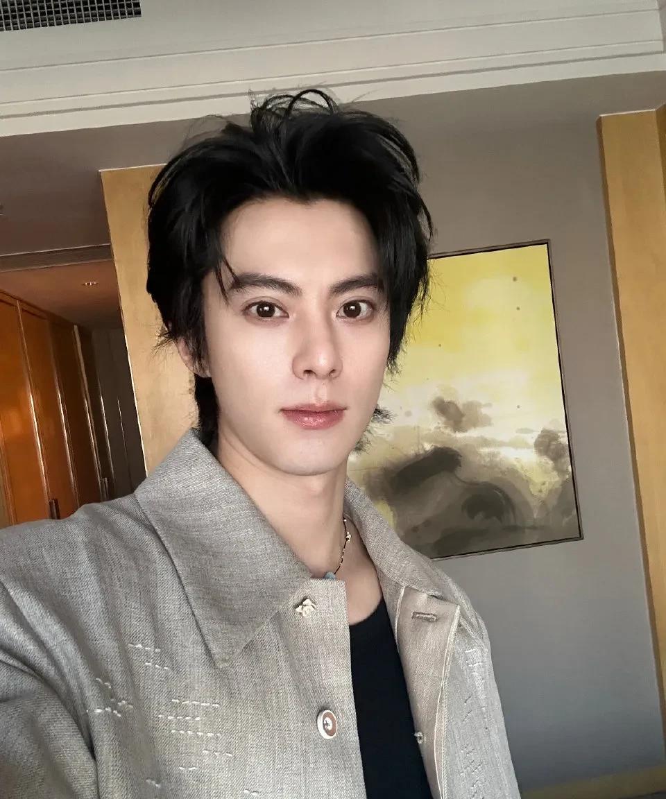 都说眼睛凸显老，可是王鹤棣就生了一双天生的突眼，可人年轻照样年轻，帅呢则照帅不务