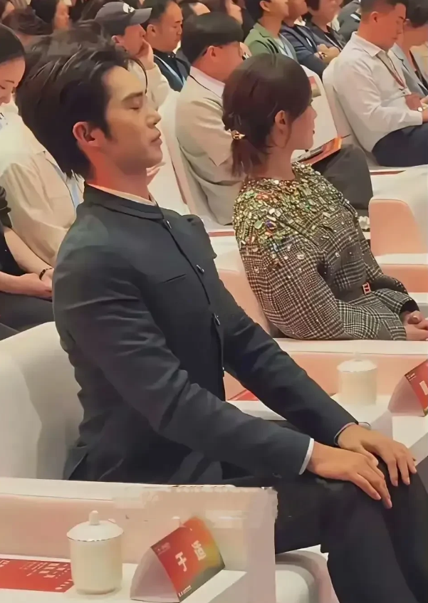 不怪旁边的小姐姐一脸尴尬，换我也是一样。