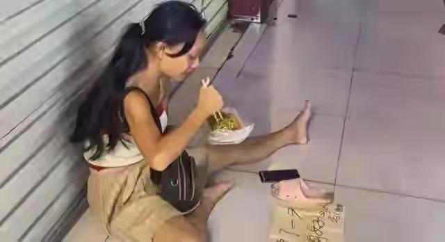 广东一女子懒于上班，常年坐街边，因其颜值出众获路人投喂，被指“又懒又馋”前些日