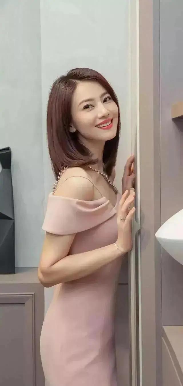 秦岚和高圆圆都很漂亮，她们两个都是70后第一梯队美人，但美感路线完全不同，没有绝