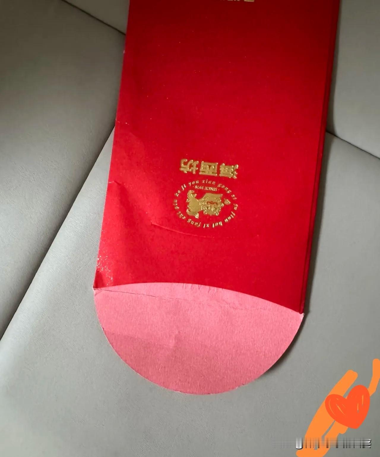 赴宴拿回一个空红包，我到底该不该问？昨天带孩子去亲戚家吃饭，临走时亲