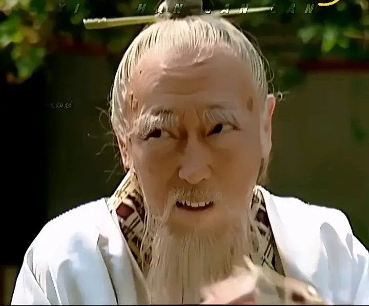 严嵩明明是“乞食于墓穴而死”，为何大明王朝1566里会让严嵩善终呢？别被字面意思忽悠了，明是里说严嵩