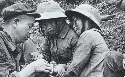 1979年，我军活捉6名越南女兵，她们被发现后第一时间脱光衣服，身上一丝不挂，后