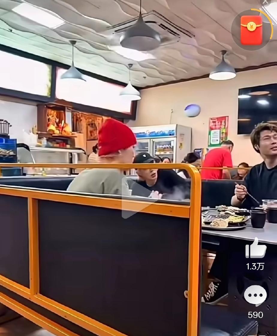 鹿晗换了一个壁纸都能冲上热搜，我也是真服了！近日有网友在餐厅偶遇鹿晗吃饭，从
