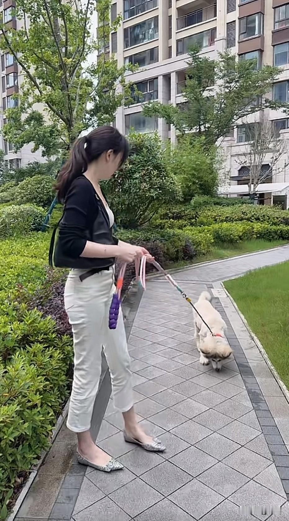 看了半天，感觉还是人好看，不娇不燥落落大方[赞]