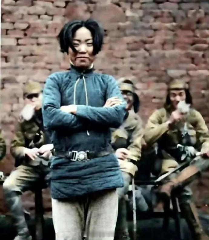 女英雄对敌人轻蔑的微笑！请停留几秒钟，向抗日女英雄成本华致敬！