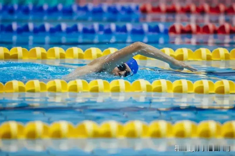 潘展乐最近比赛成绩下滑，好多网友就说他回不到巅峰了，这也太着急下结论了吧。20