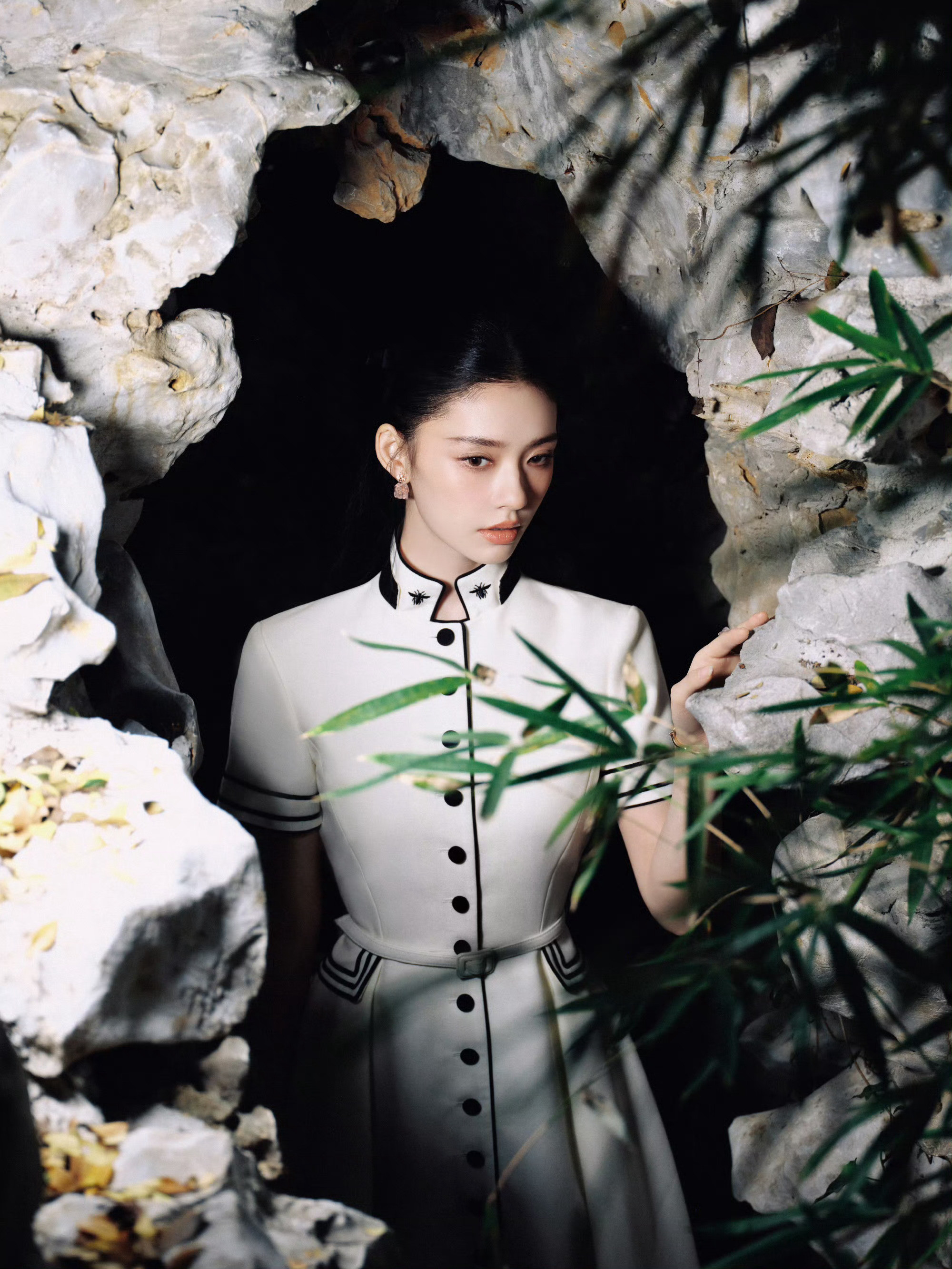 东西方结合好美，大光明发型也hold住！不愧是林允